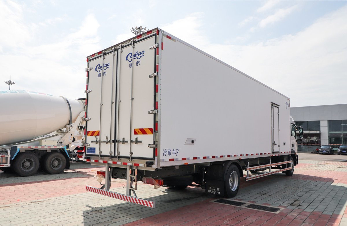 Refrigerador de enfriamiento Van Sinotruck 4 * 2 modo de conducción 9,5 metros de largo caja SITRAK 290hp