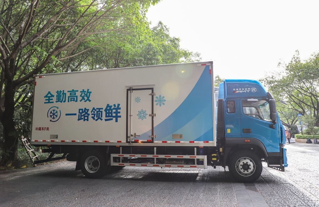 Refrigerado de tamaño medio caja Foton nueva carga 10 toneladas motor Yuchai 300hp LHD