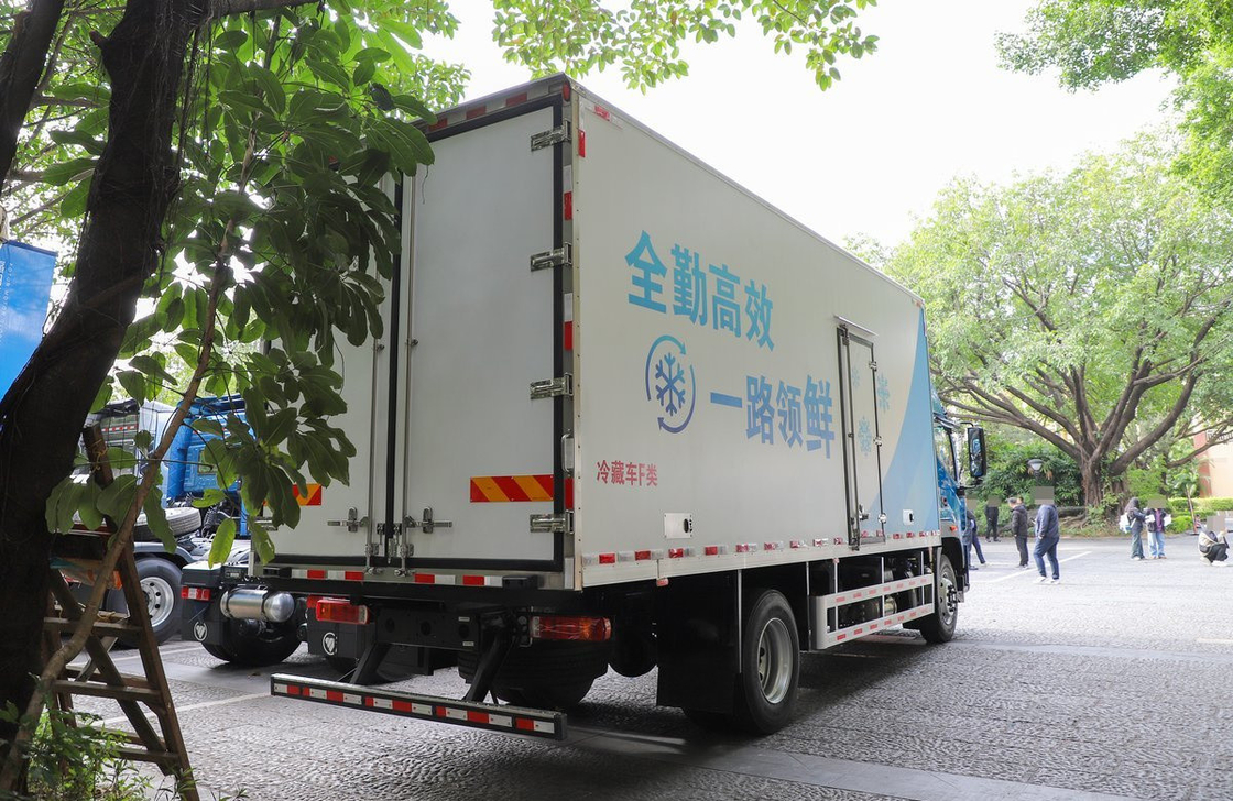 Refrigerado de tamaño medio caja Foton nueva carga 10 toneladas motor Yuchai 300hp LHD