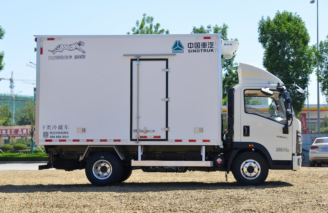 Camión de congelación Para la venta Sinotruck Howo 4 * 2 mono eje Camión frigorífico furgoneta Caja 20 cúbico