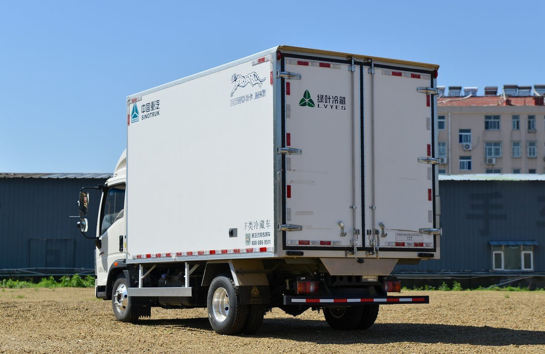 Camión de congelación Para la venta Sinotruck Howo 4 * 2 mono eje Camión frigorífico furgoneta Caja 20 cúbico
