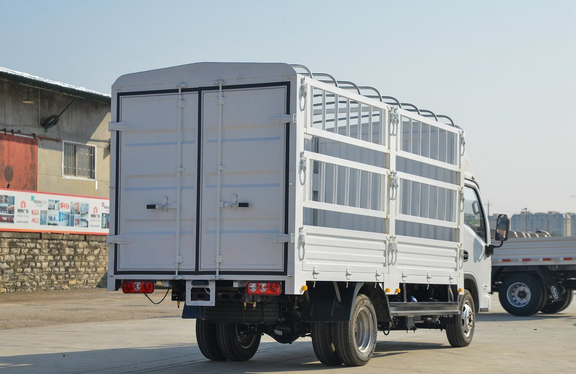 Pequeños camiones de carga SAIC Camión ligero caja de cercas 4 metros motor diesel de eje único 95hp
