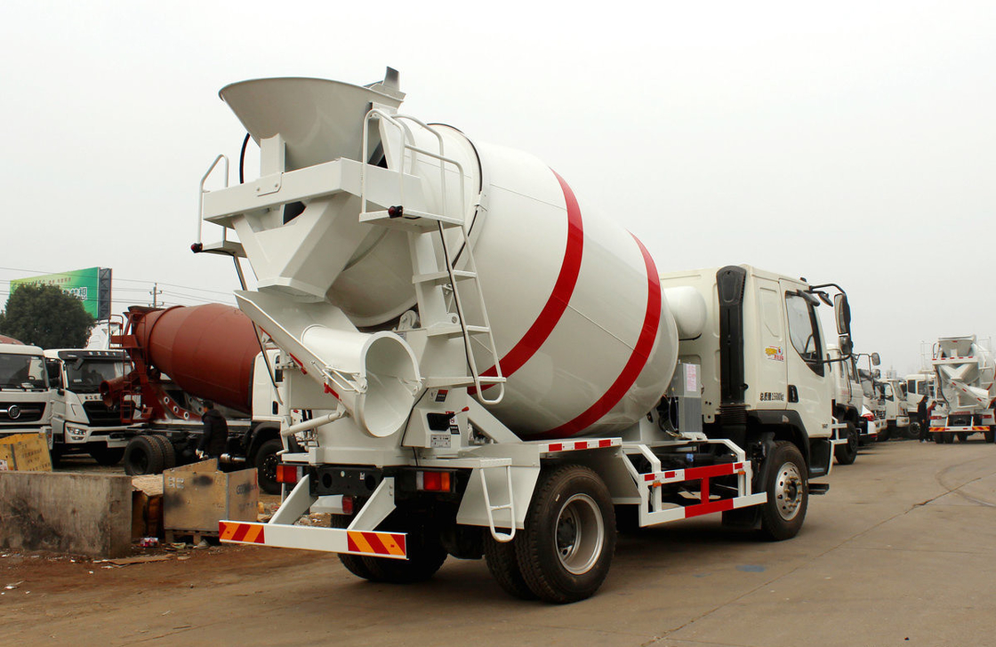 Camión mezclador de hormigón Liuqi 4 × 2 con 6 llantas Pequeño mezclador de cemento 4 Cúbico Cisterna Capacidad 160hp