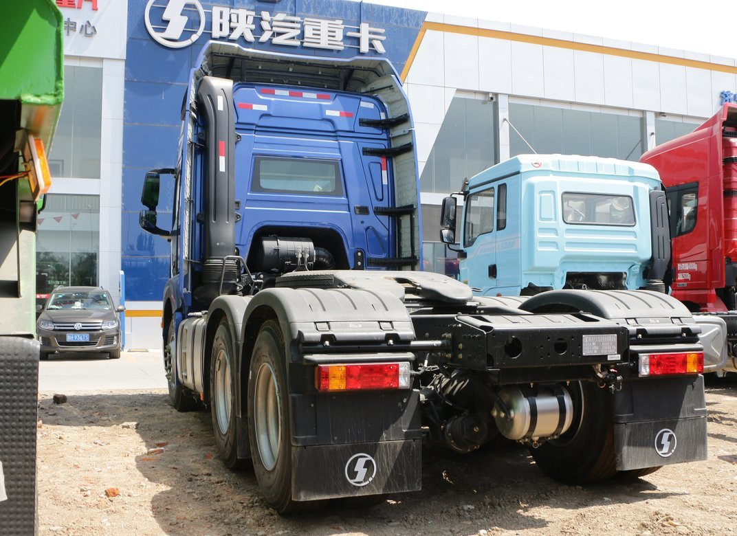 Unidad de tractores Camiones de color azul Cabina de techo alto 480hp Shacman H6000 Prime Mover Caja de cambios rápida
