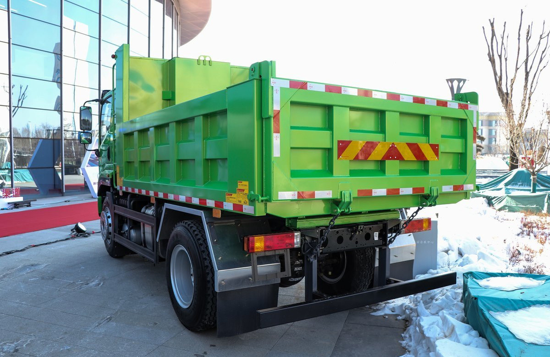 Venta de camión de 8 toneladas pequeño de descarga Shacman Tipper 3,75 metros Caja de eje único 200L petrolero
