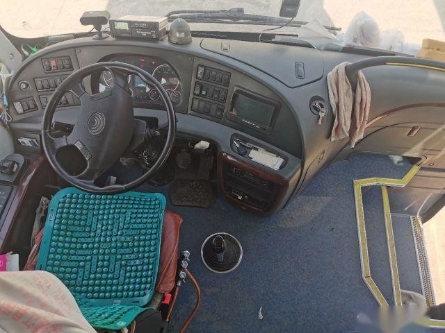 Autobús de segunda mano Youtong ZK6808 Dirección a mano izquierda 30 asientos Uso de primavera de hoja en África