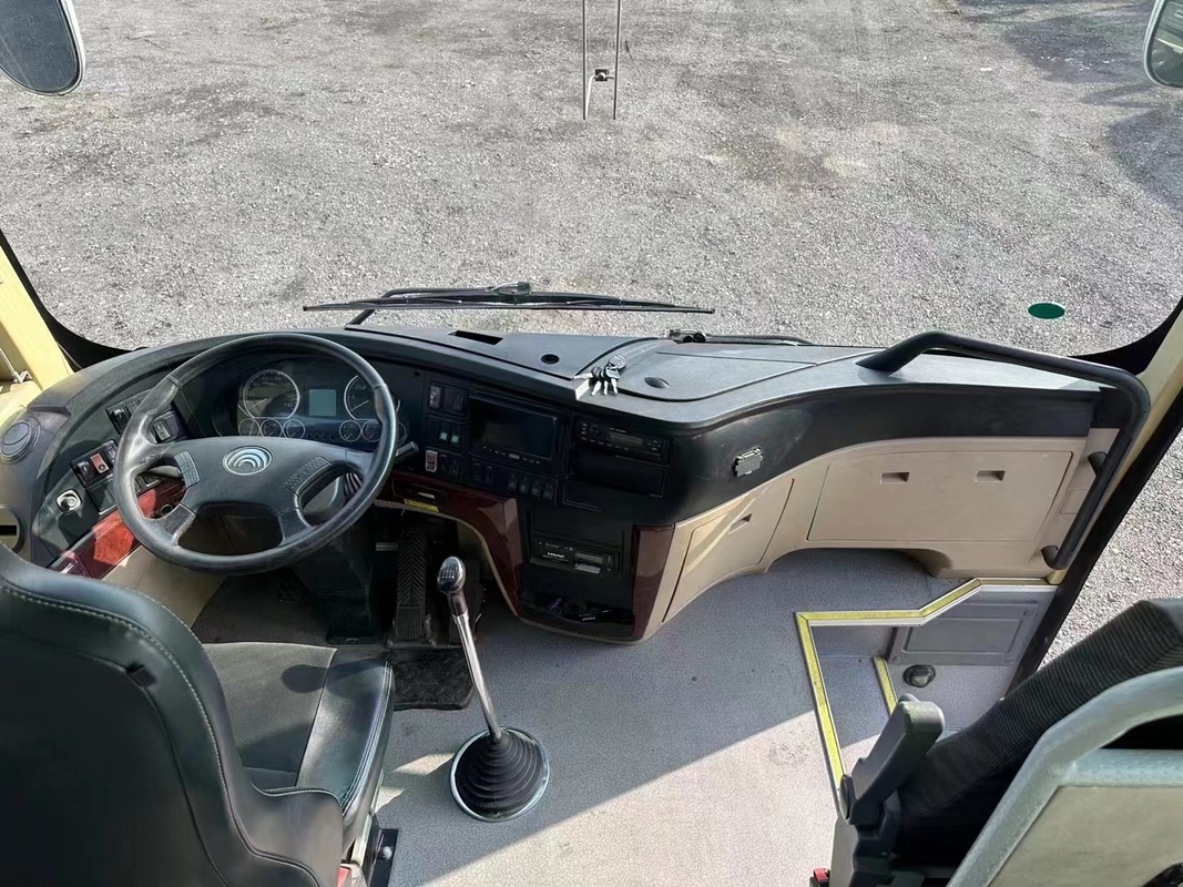 Pasajero Usado y Viajando 2015 Año 39 asientos YUTONG Bus ZK6876 Uso de Primavera de Hojas en el mal camino