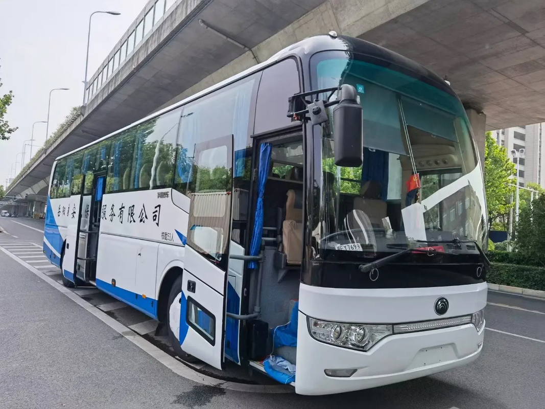 ZK6122 Autobús de pasajeros usado de Yutong / Autobús de 59 plazas de doble puerta con volante a la izquierda Euro 4