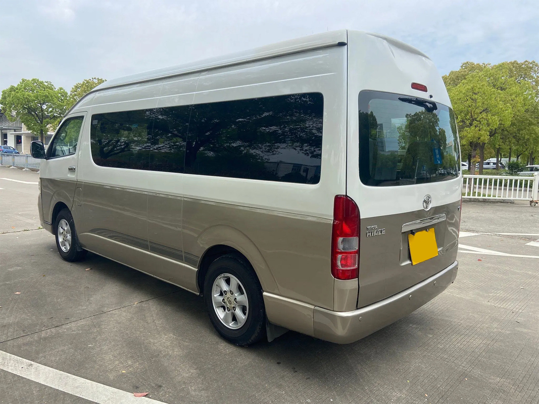 Toyota Hiace 13 asientos con manejo a la izquierda eléctrico de puerta media Euro 4 estándar Champagne Gold Minibus