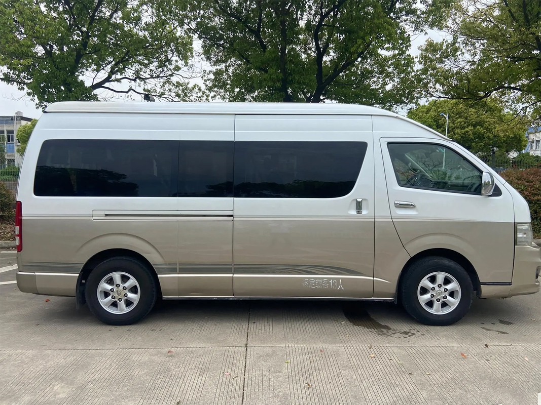 Toyota Hiace 13 asientos con manejo a la izquierda eléctrico de puerta media Euro 4 estándar Champagne Gold Minibus