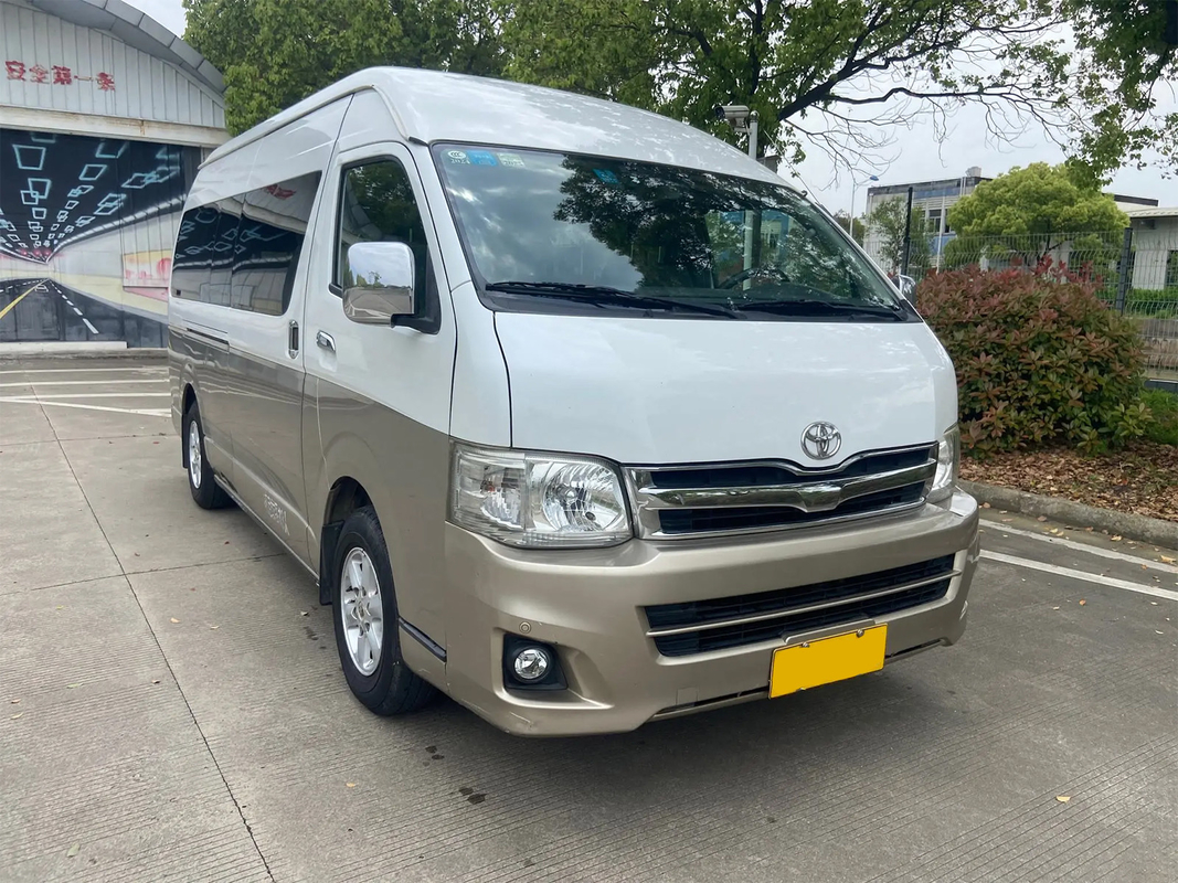 Toyota Hiace 13 asientos con manejo a la izquierda eléctrico de puerta media Euro 4 estándar Champagne Gold Minibus