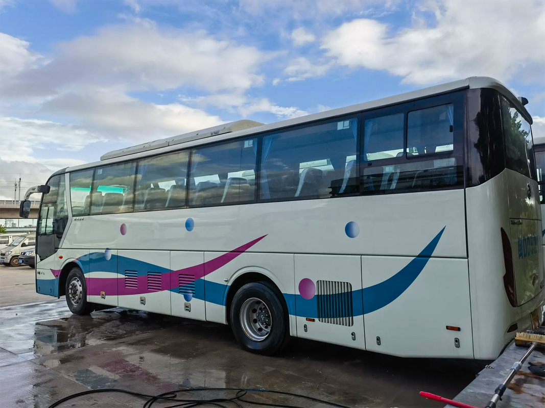 Autobús de segunda mano de energía de 47 asientos Golden Dragon con espacio de equipaje grande