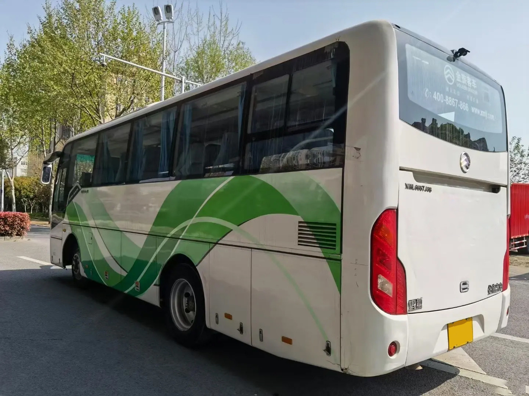 XML6857 33 asientos, motor diesel blanco de una puerta y autobús de segunda mano con aire acondicionado