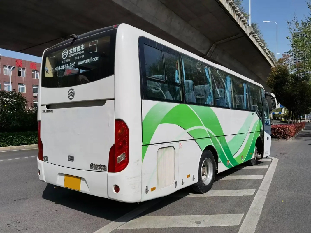 XML6857 33 asientos, motor diesel blanco de una puerta y autobús de segunda mano con aire acondicionado