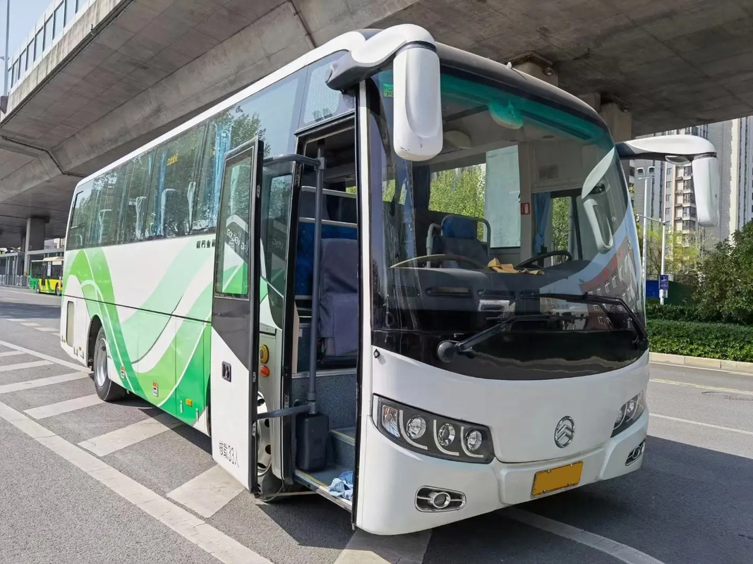 XML6857 33 asientos, motor diesel blanco de una puerta y autobús de segunda mano con aire acondicionado
