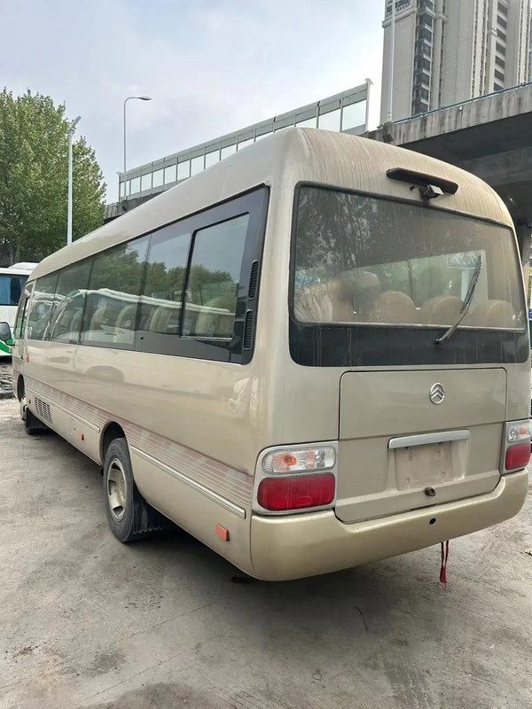 XML6770 28 asientos 7,7 metros Golden Dragon Autobús de segunda mano medio Champagne Oro Motor delantero