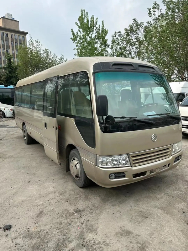 XML6770 28 asientos 7,7 metros Golden Dragon Autobús de segunda mano medio Champagne Oro Motor delantero