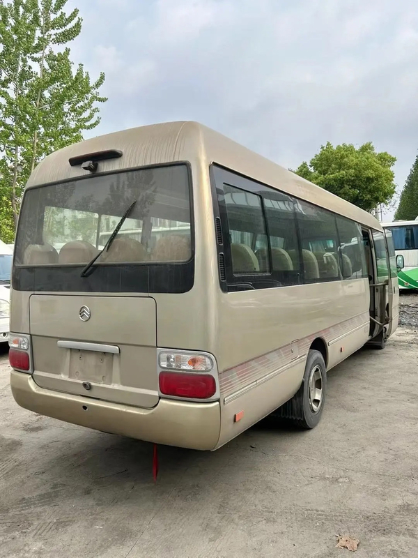 XML6770 28 asientos 7,7 metros Golden Dragon Autobús de segunda mano medio Champagne Oro Motor delantero