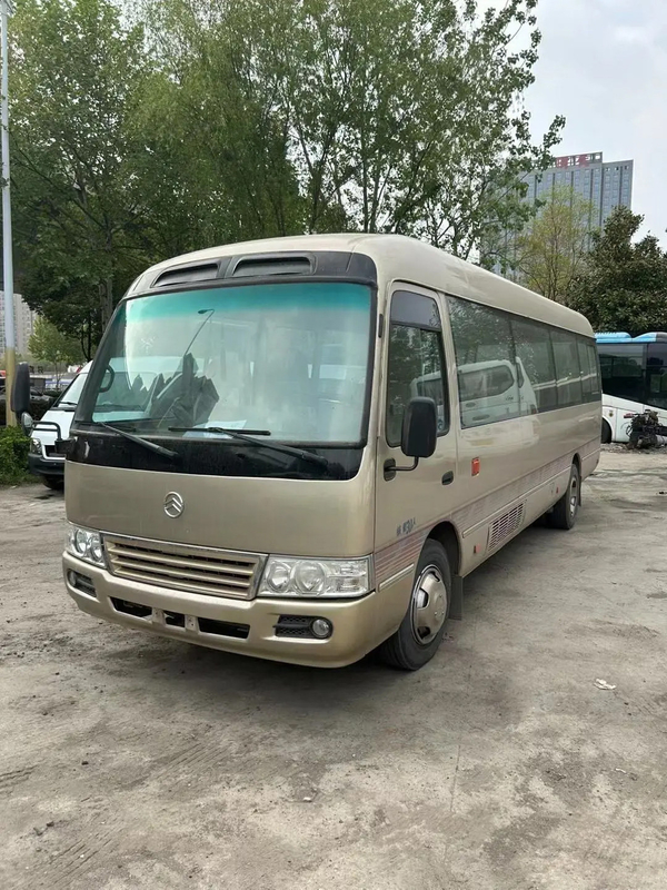 XML6770 28 asientos 7,7 metros Golden Dragon Autobús de segunda mano medio Champagne Oro Motor delantero