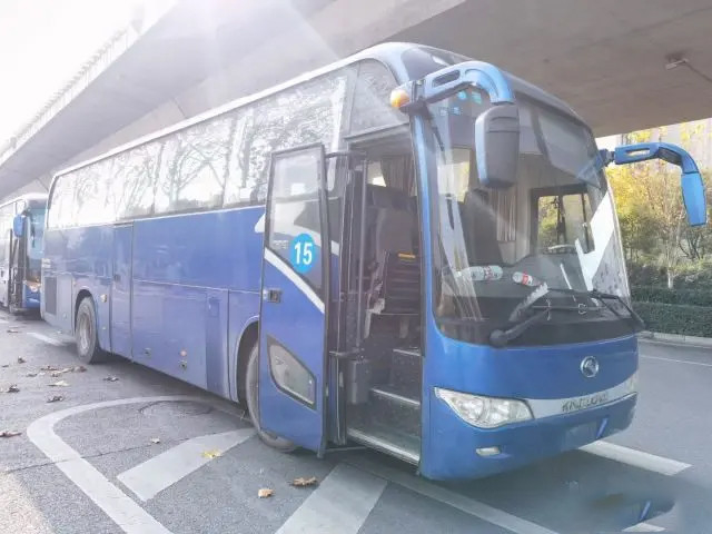 Dirección izquierda Gran espacio para el equipaje 45 asientos Gran autobús de pasajeros KingLong usado