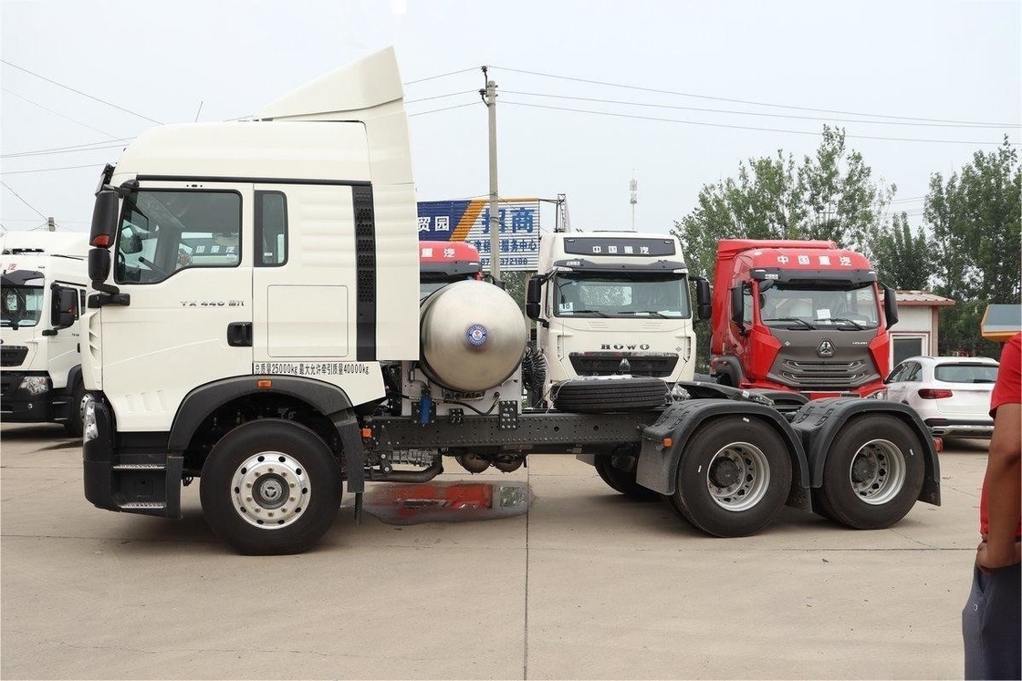 HOWO Camión pesado de fila única Semi TX 440HP 6X4 12 marchas Tractor de GNL de doble tracción Nacional VI