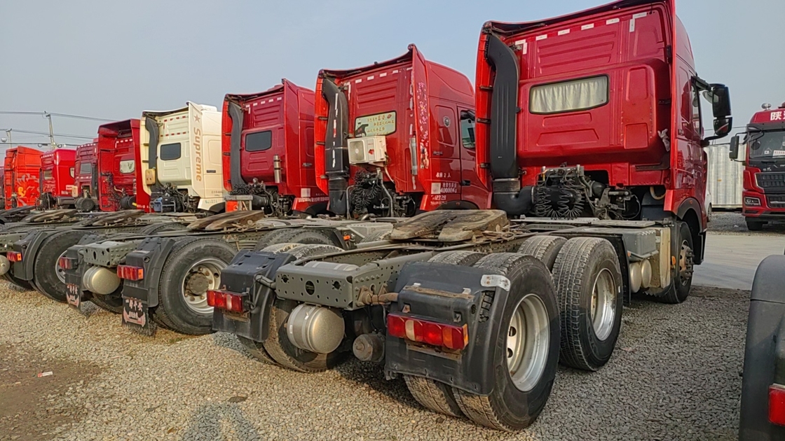 Sino Tractor Truck Head Color rojo 6×4 Modo de conducción Hoja Primavera Una fila con dormitorio LHD