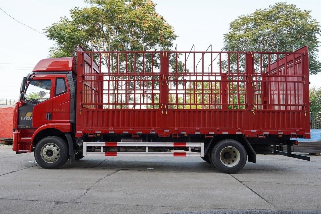 FAW Jiefang Camión de fila única y medio asiento 260HP Diesel de 8 velocidades 4X2 6.75m Camión de cercas