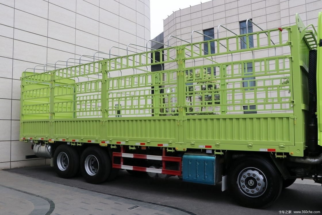 Camión de cercas pesadas Jiefang Cuerpo verde Techo alto 460HP 8X4 9.4m Camión diésel de 12 velocidades