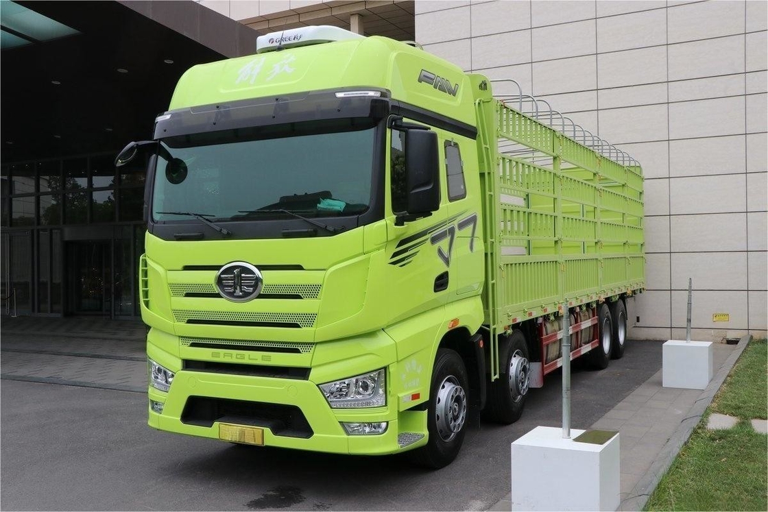 Camión de cercas pesadas Jiefang Cuerpo verde Techo alto 460HP 8X4 9.4m Camión diésel de 12 velocidades
