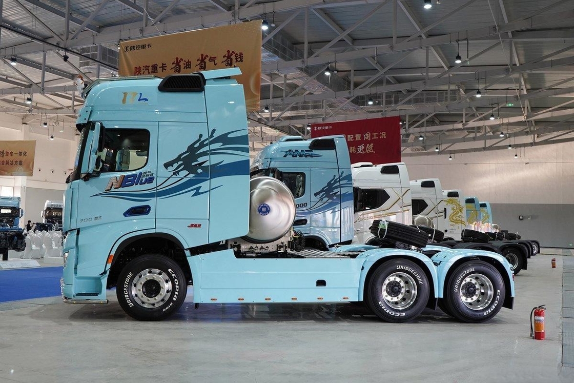Shacman X6000 Tractor Truck Diesel 700 HP 6X4 GNL AMT Techo alto fila única y medio asiento