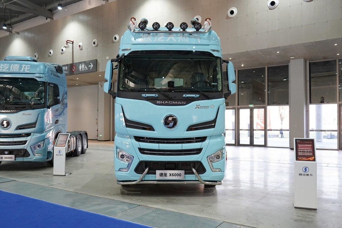 Shacman X6000 Tractor Truck Diesel 700 HP 6X4 GNL AMT Techo alto fila única y medio asiento