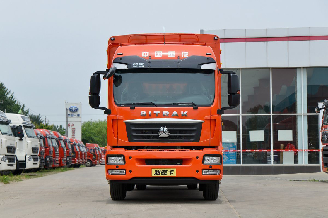 Cuerpo naranja AMT Deflector de aire en el techo alto Diesel 8 velocidades 250 CV 6.8m Sitrak Truck de cerca