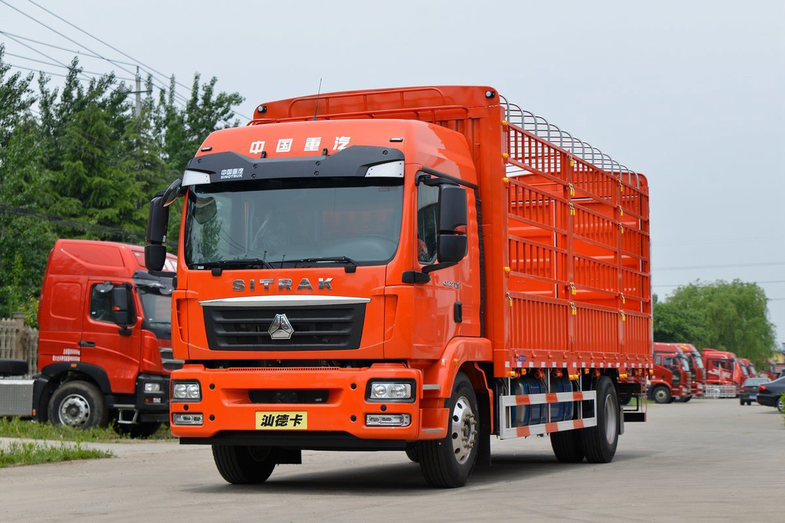 Cuerpo naranja AMT Deflector de aire en el techo alto Diesel 8 velocidades 250 CV 6.8m Sitrak Truck de cerca