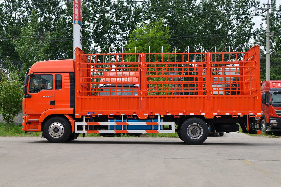 Cuerpo naranja AMT Deflector de aire en el techo alto Diesel 8 velocidades 250 CV 6.8m Sitrak Truck de cerca