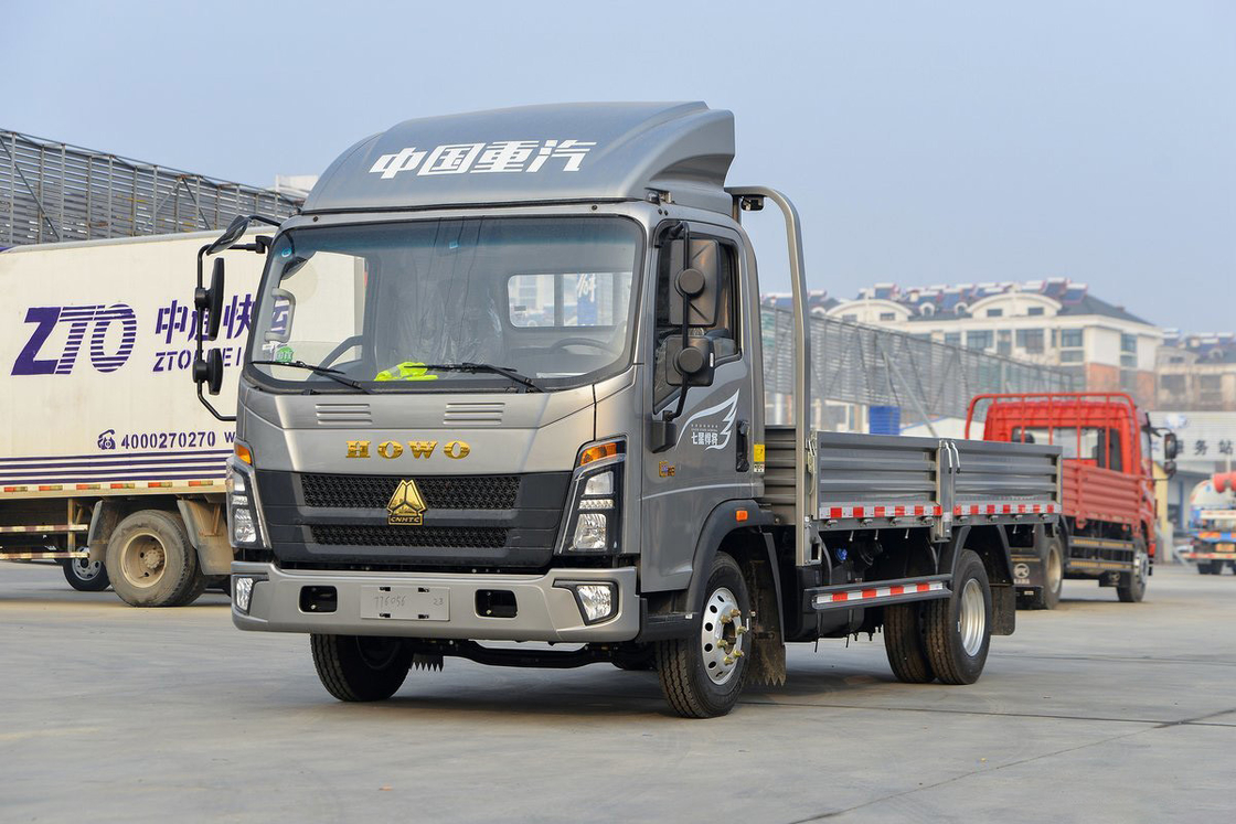 Sinotruk Howo Camión ligero Titan Serie 150HP 4.15m Recinto de fila única Cuerpo de plata Asientos de fila única