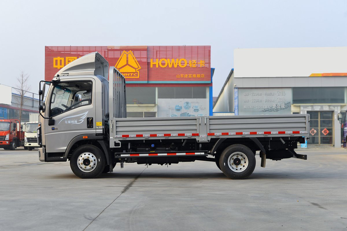 Sinotruk Howo Camión ligero Titan Serie 150HP 4.15m Recinto de fila única Cuerpo de plata Asientos de fila única