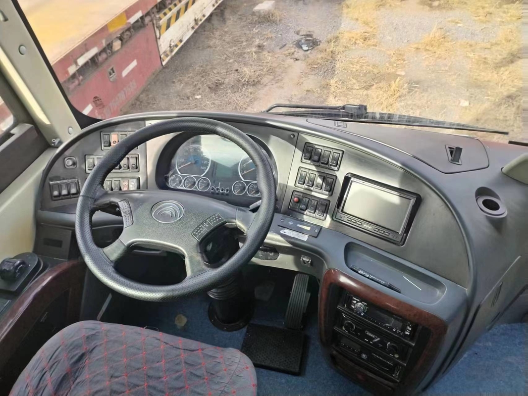39 asientos Autobús YUTONG ZK6888 Autobús diesel usado Autobús de segunda mano Euro III Estante de equipaje de emisión
