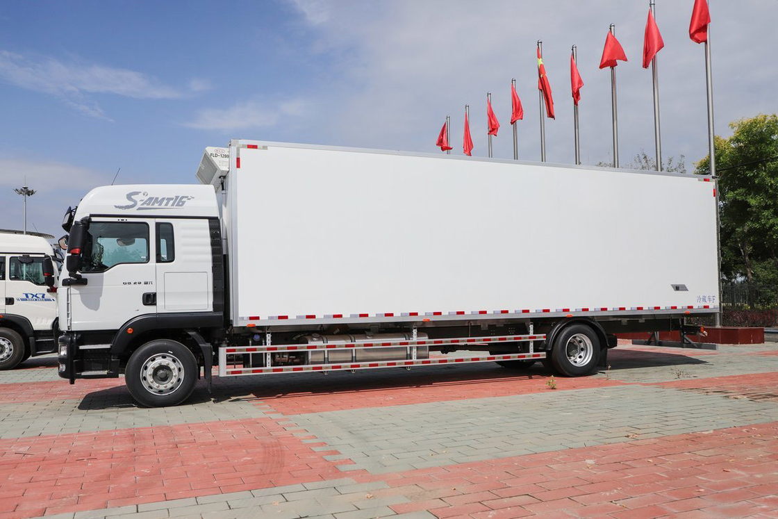 Diesel de 10 velocidades 290 hp 4X2 9.45m Deflector fila media cabina cuerpo blanco SITRAK ZZ5186 camión refrigerado de carga de tres puertas