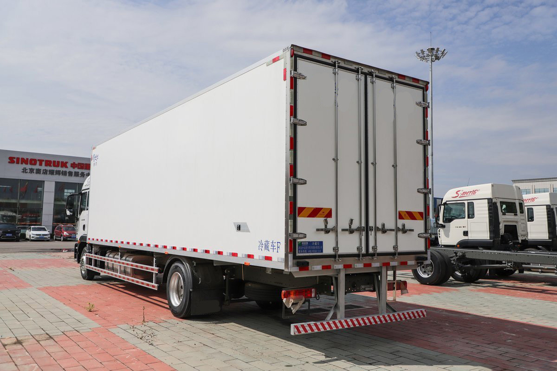 Diesel de 10 velocidades 290 hp 4X2 9.45m Deflector fila media cabina cuerpo blanco SITRAK ZZ5186 camión refrigerado de carga de tres puertas