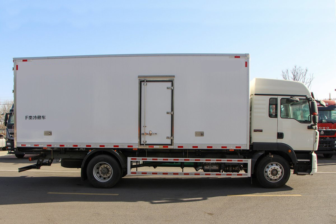 Howo ZZ5187 Camión refrigerado de carga Diesel de 8 velocidades 220 hp 4X2 6.8m Deflector fila media cabina cuerpo blanco de tres puertas