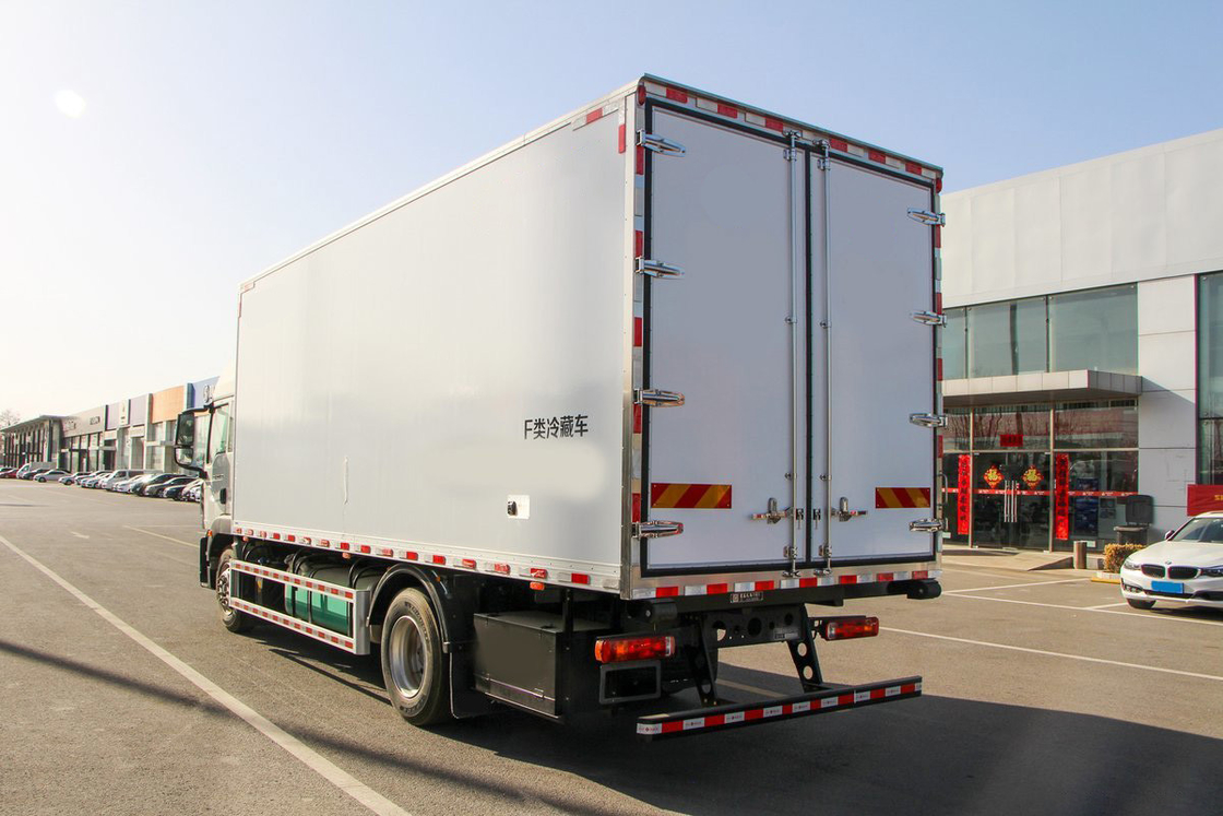 Howo ZZ5187 Camión refrigerado de carga Diesel de 8 velocidades 220 hp 4X2 6.8m Deflector fila media cabina cuerpo blanco de tres puertas