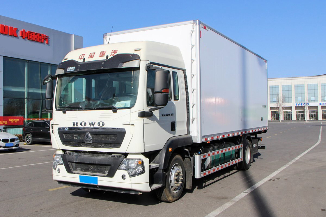 Howo ZZ5187 Camión refrigerado de carga Diesel de 8 velocidades 220 hp 4X2 6.8m Deflector fila media cabina cuerpo blanco de tres puertas