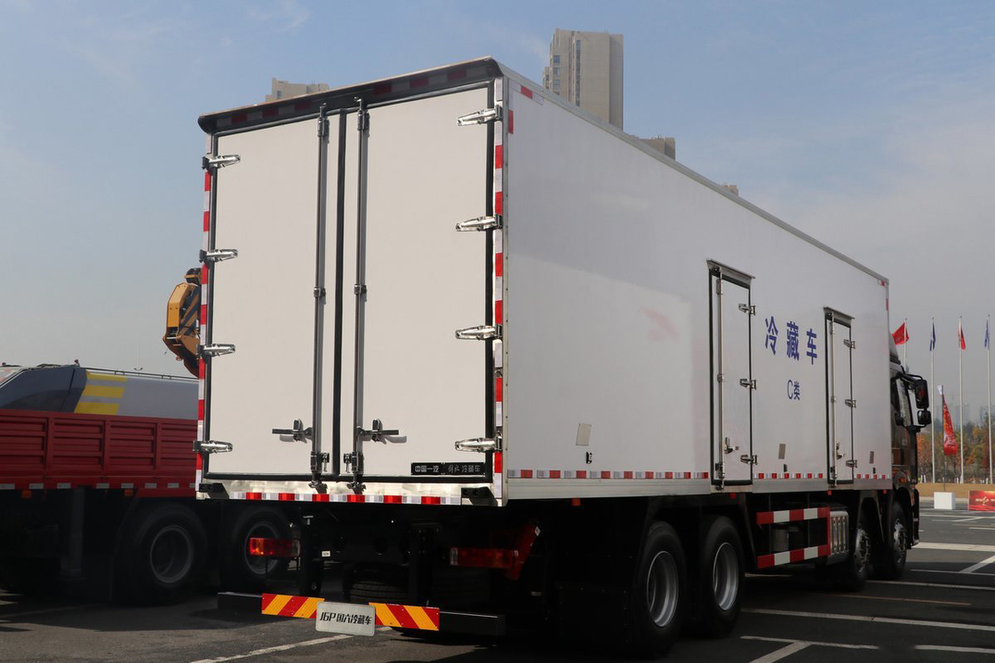 FAW Jiefang CA5320 J6P Camión pesado Camión refrigerado Diesel 12 marchas 420 CV 8X4 9.2m Caja de carga Tres puertas