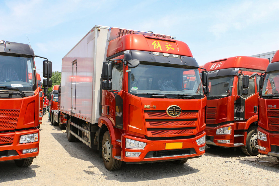 FAW Jiefang CA5180 J6L Camión refrigerado diesel 240HP 4X2 6m Caja de carga Puertas laterales dobles y puertas laterales únicas