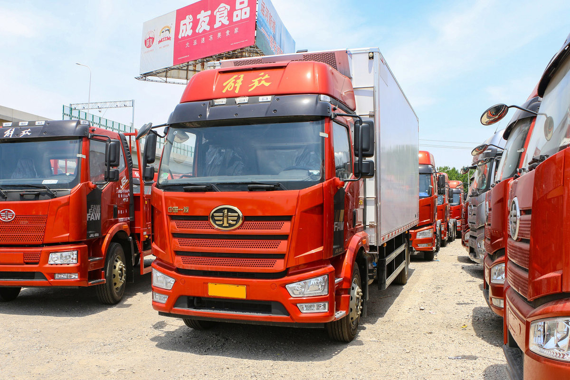 FAW Jiefang CA5180 J6L Camión refrigerado diesel 240HP 4X2 6m Caja de carga Puertas laterales dobles y puertas laterales únicas