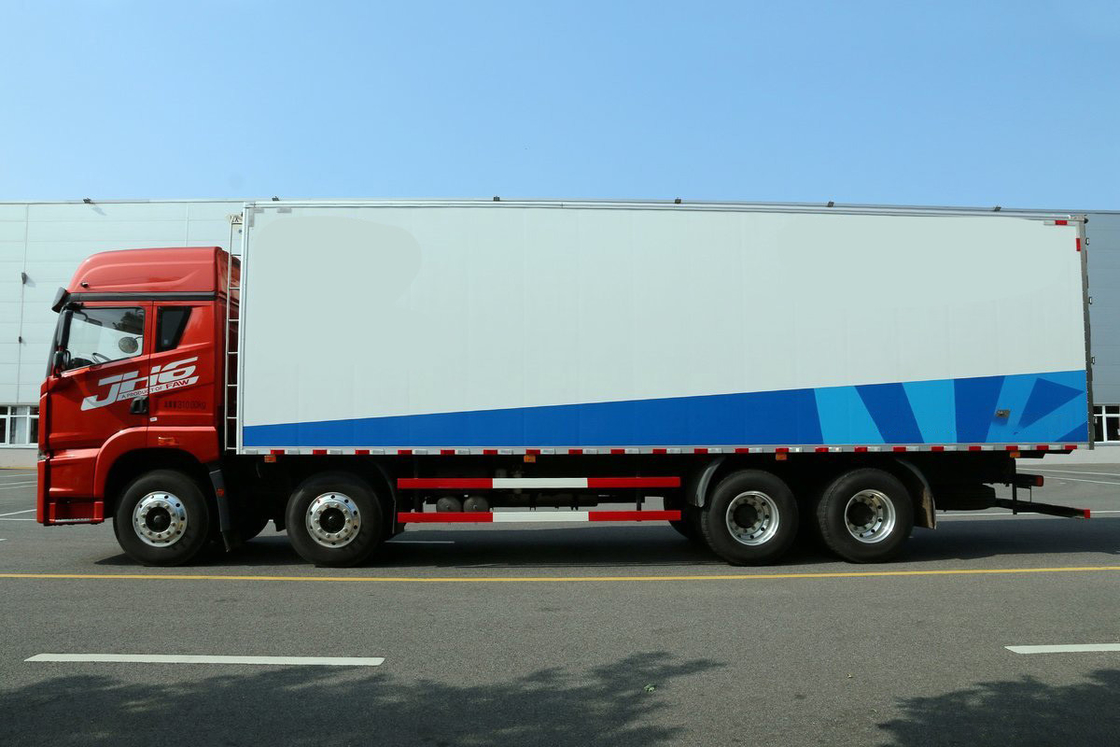 Qingdao Jiefang CA5310 JH6 Diesel 12 Gear 400 HP 8X4 Deflector de techo alto 9.4m Camión refrigerado