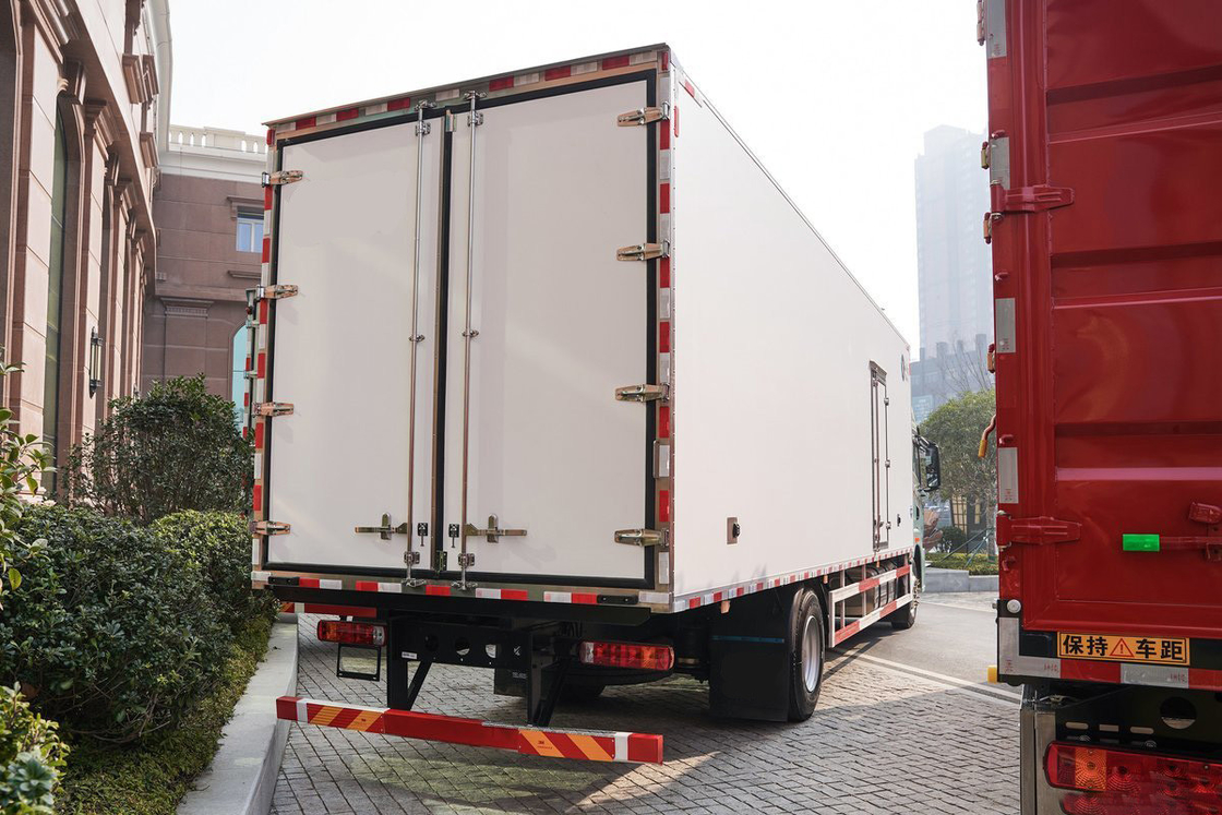 Qingdao Jiefang CA5181 JH6 Sillones de media fila Diesel de 10 velocidades 350 CV 4X2 9.7m AMT Camión refrigerado automático