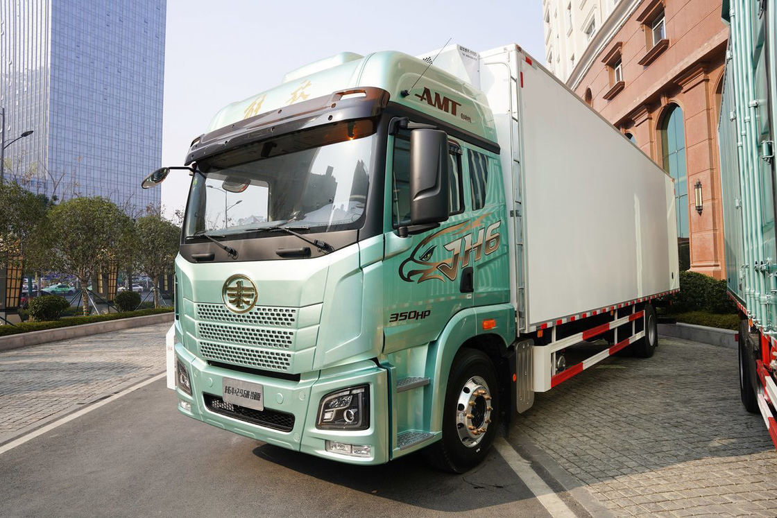 Qingdao Jiefang CA5181 JH6 Sillones de media fila Diesel de 10 velocidades 350 CV 4X2 9.7m AMT Camión refrigerado automático