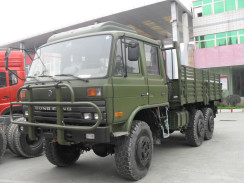 Camión de carga de 20 toneladas fuera de la carretera 6*6 verde oliva Dongfeng Tianjin Camión de cama plana Motor Cummins