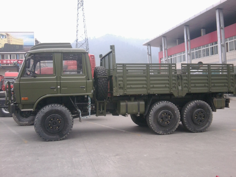 Camión de carga de 20 toneladas fuera de la carretera 6*6 verde oliva Dongfeng Tianjin Camión de cama plana Motor Cummins